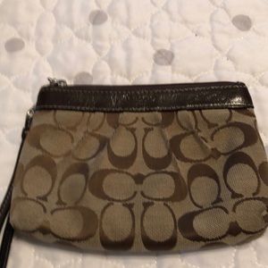 👜 Coach wristlet